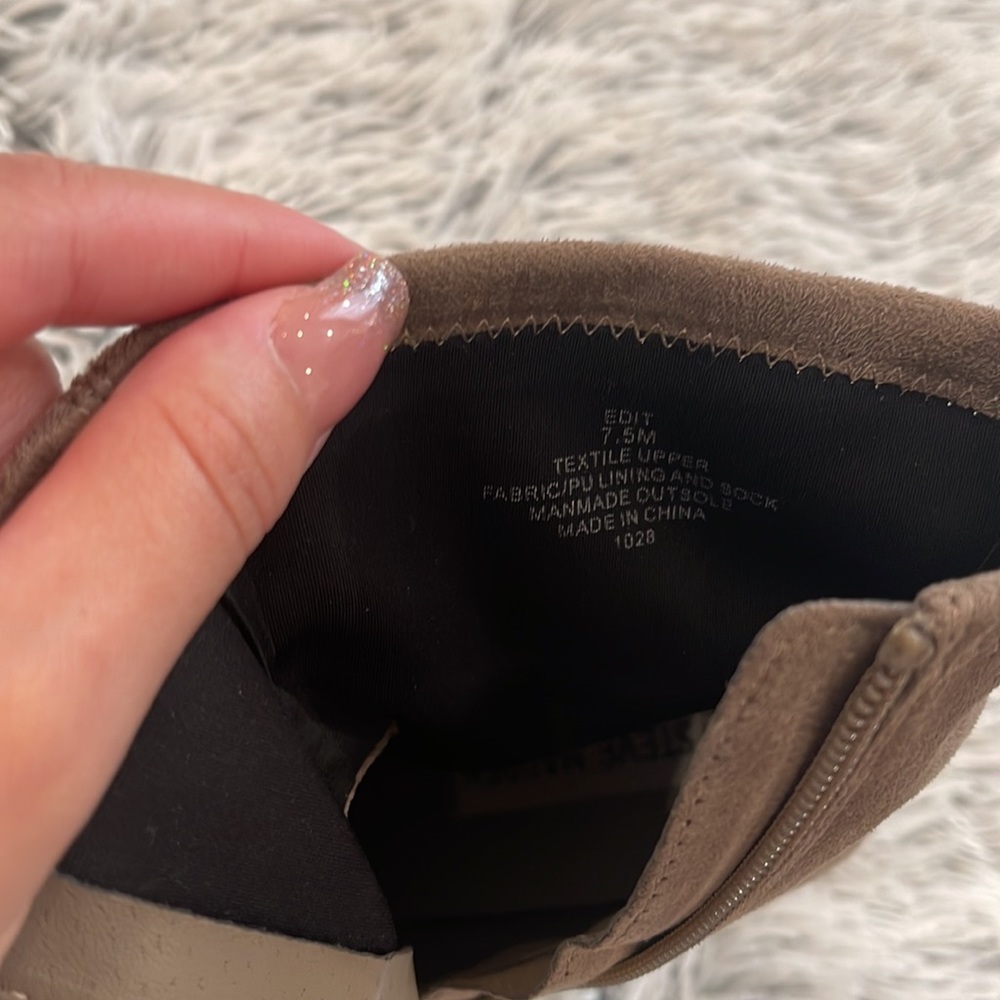 Steve Madden heeled booties. Size 7/12 - Picture 8 of 9